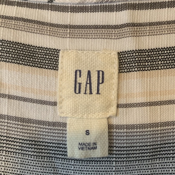 Gray and white striped gap sleeveless jumpsuit with tie belt and wide legs 😍😍 - Picture 5 of 14